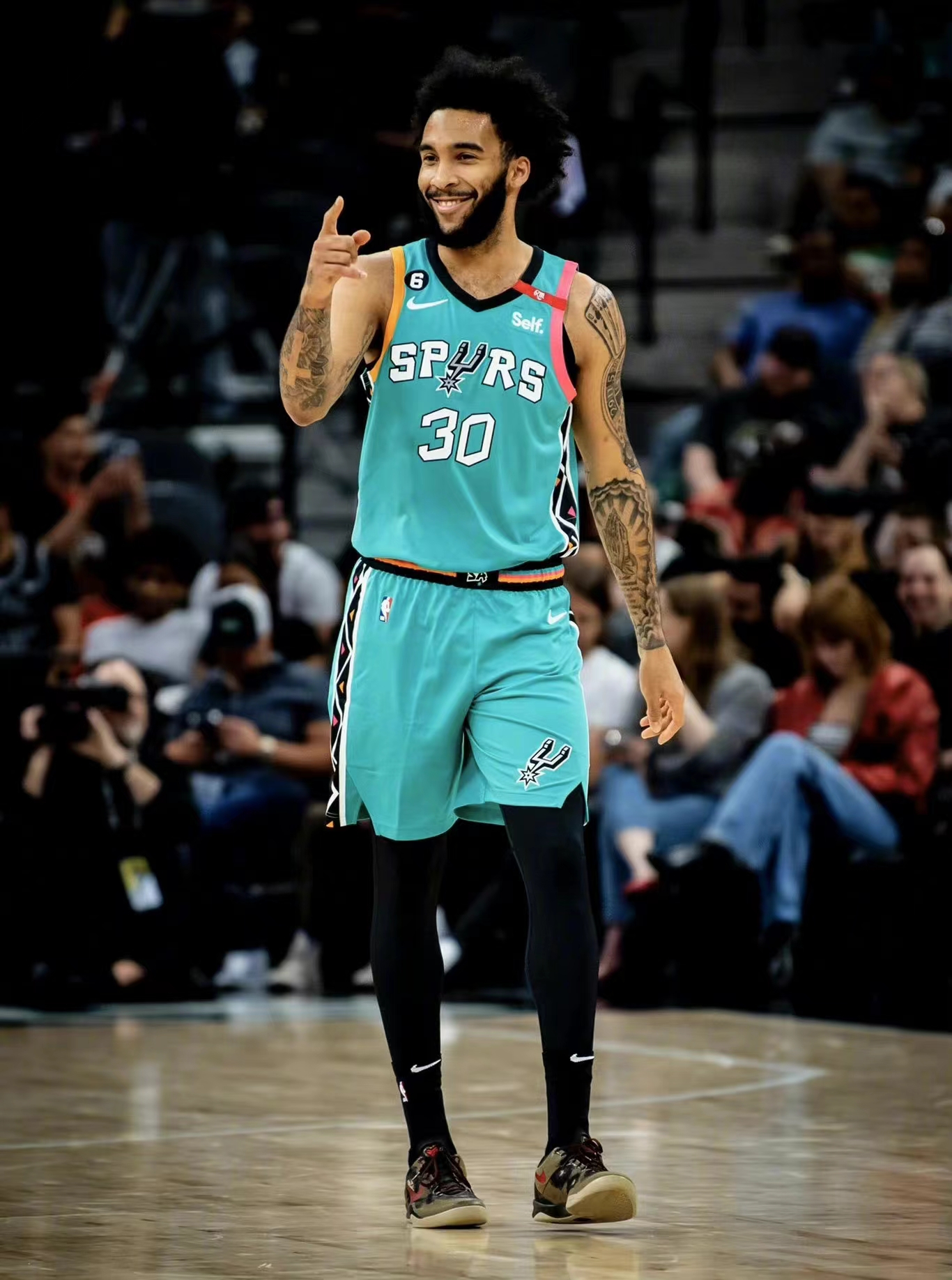 kse">朱利安·尚彭尼(julian champagnie),出生于美国纽约州布鲁克林