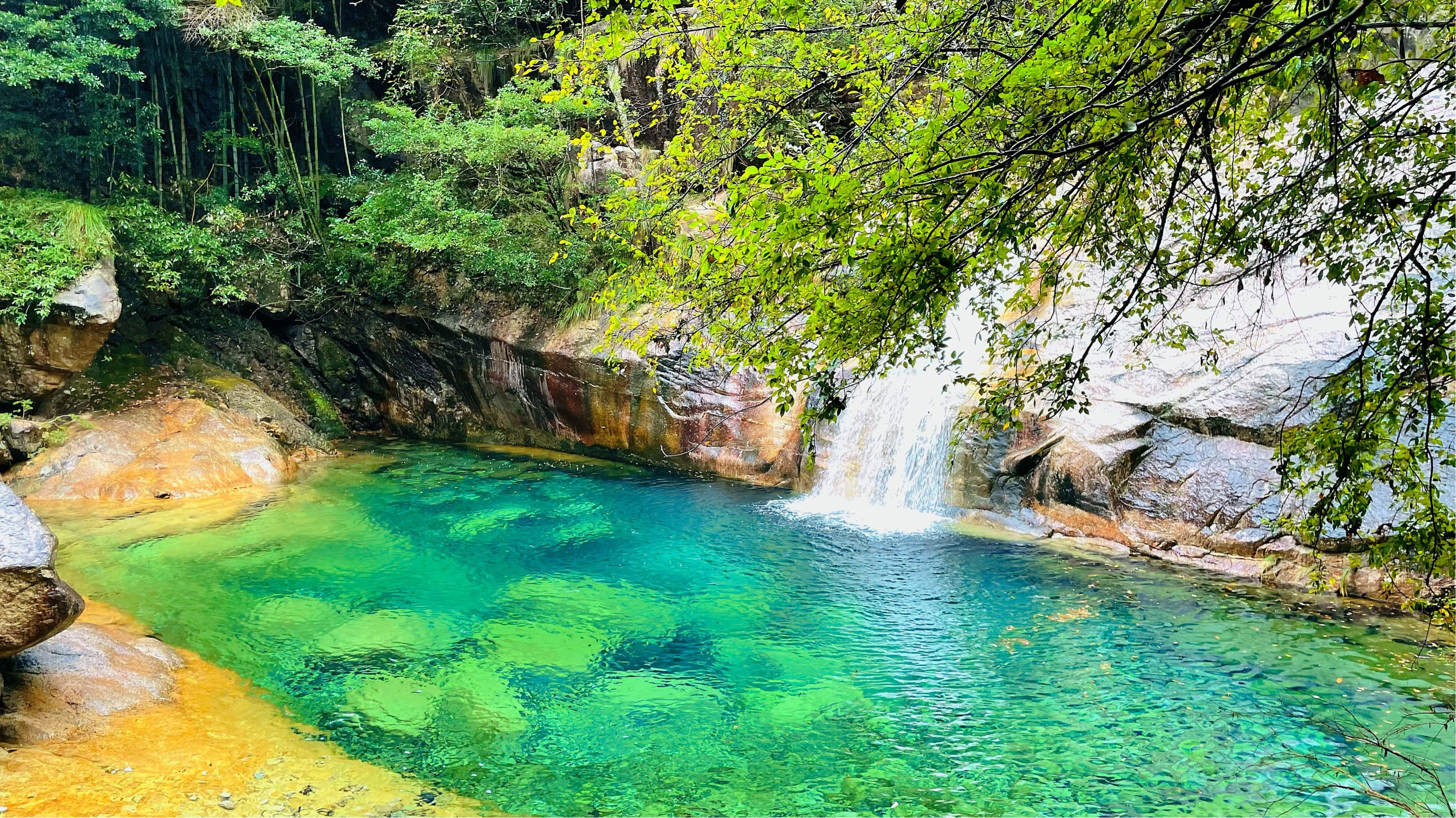 翡翠谷,昵称"情人谷",位于 a target="_blank" href="/item/黄山风景