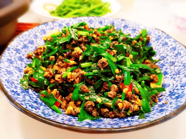  p>韭菜炒螺蛳肉是一道菜品,主料为韭菜,螺蛳. /p>