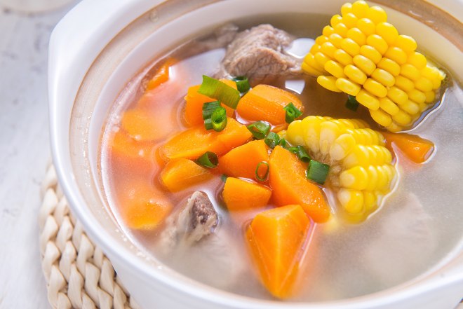 胡萝卜玉米脊骨汤