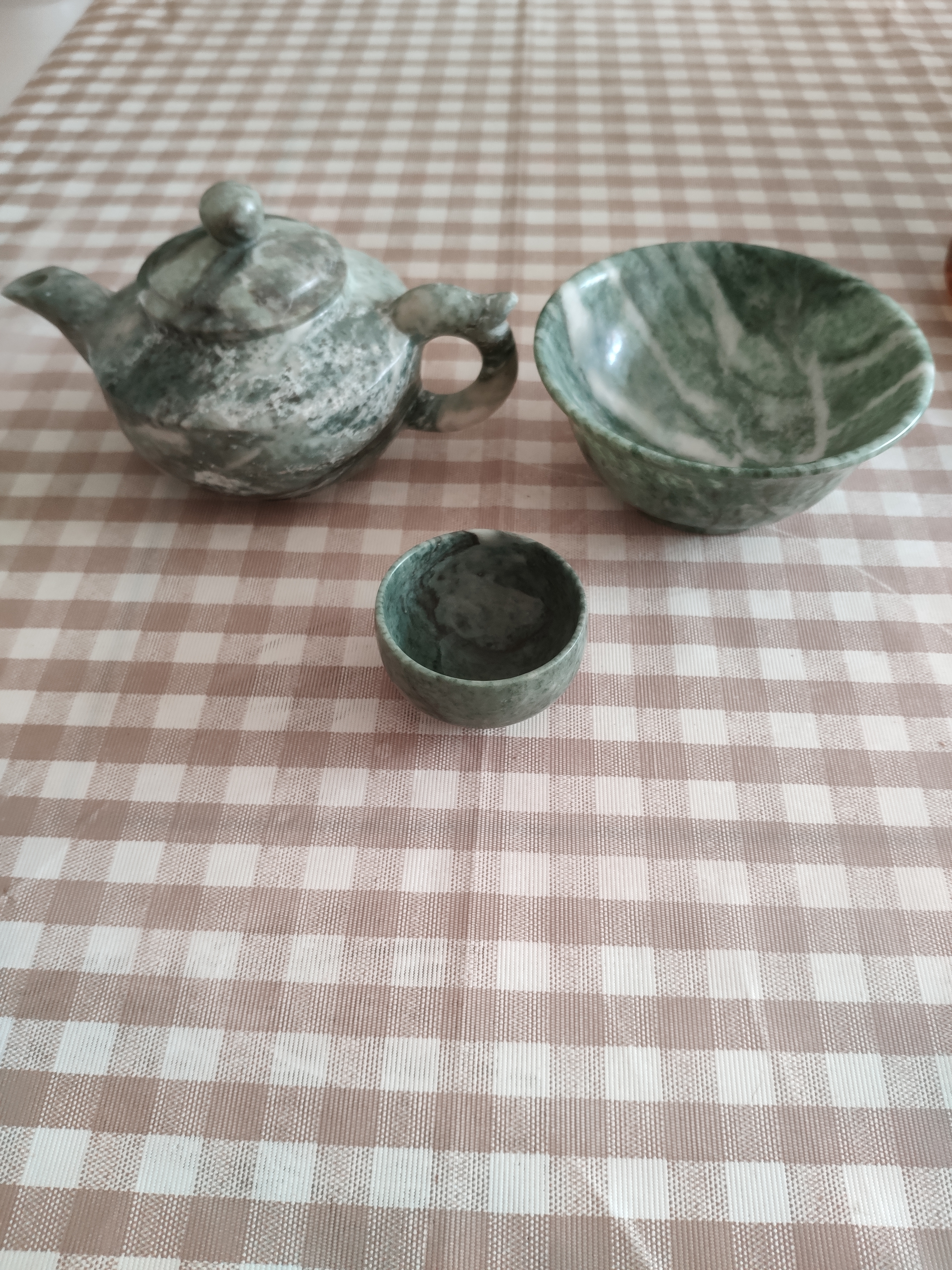 产于青海省乌兰县地区,是上世纪八十年代发现的新型玉石,属于青海翠玉