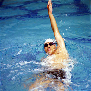 id="go0fixsl2v">仰泳(backstroke),是一种人体仰卧在水中的游泳姿 