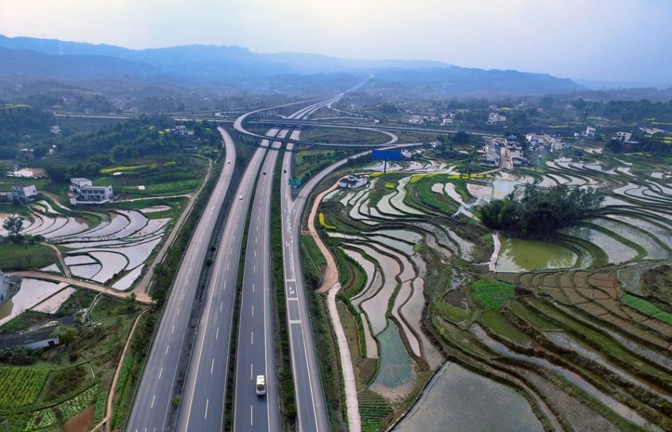  p>泸州—重庆高速公路(luzhou-chongqing expressway),简称"泸渝高速