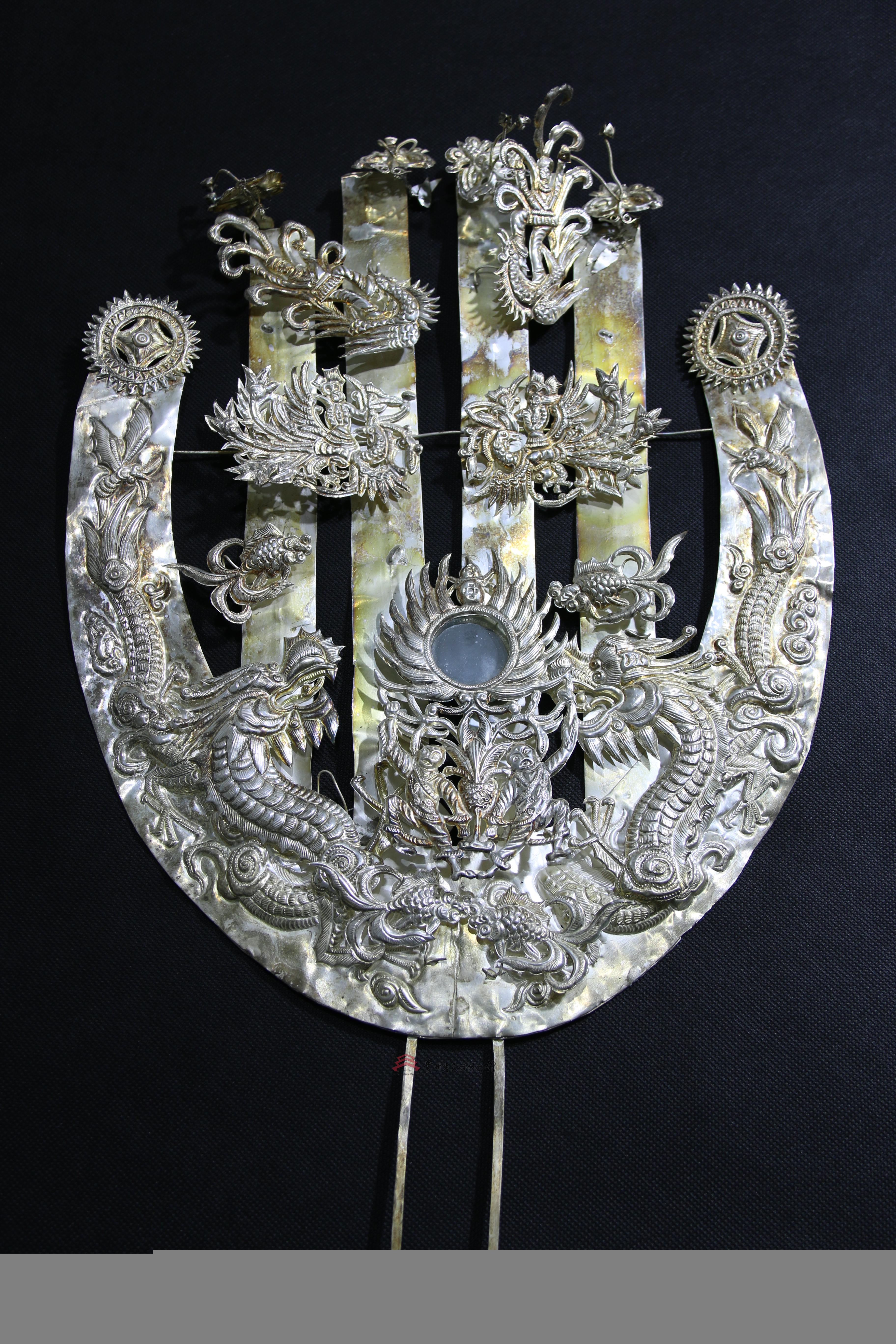 当代施洞苗族龙银角