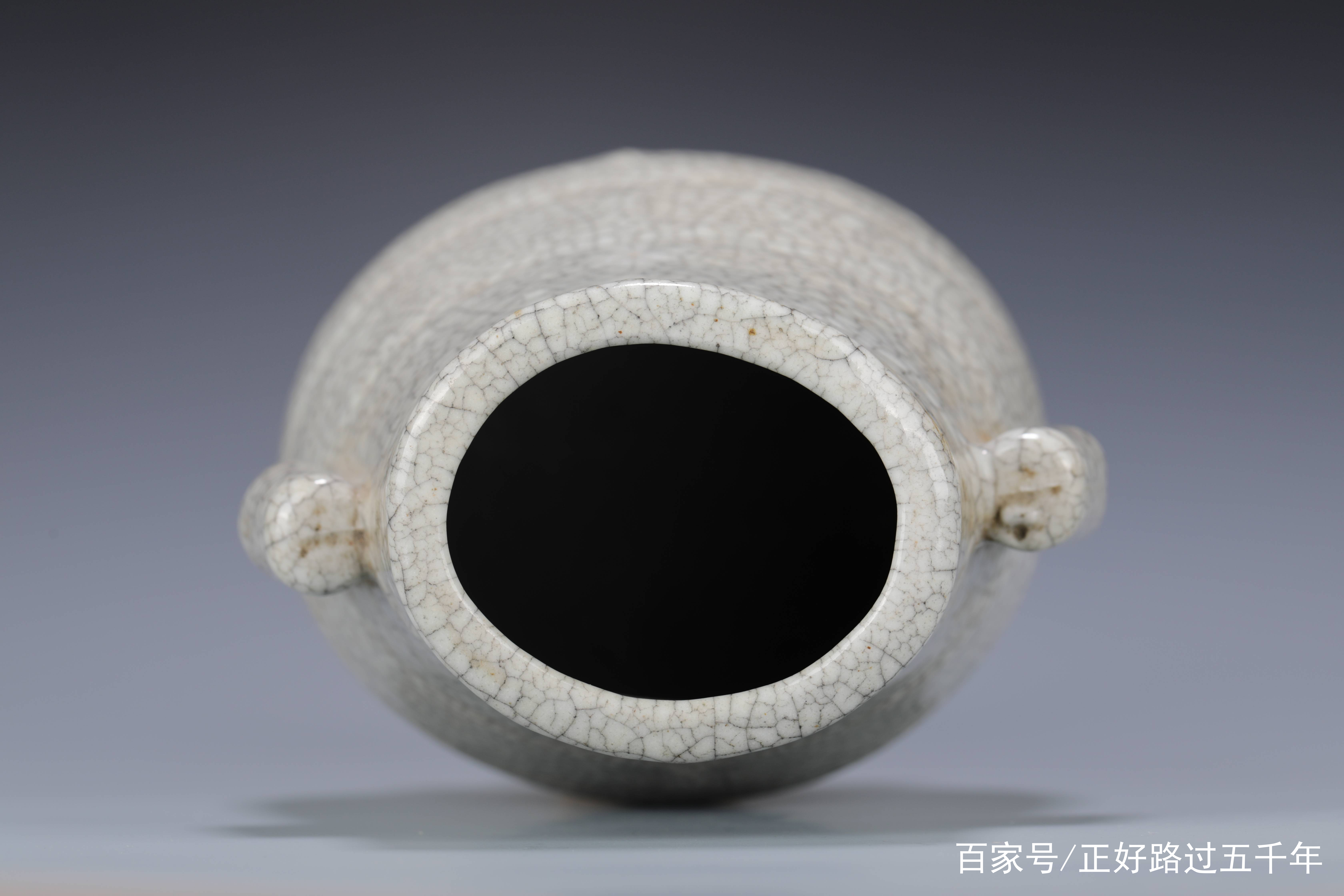 清代中期哥釉贯耳瓶_百科TA说