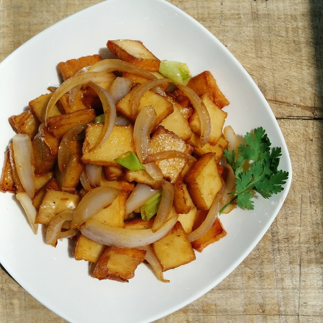  p>洋葱炒豆腐是一道简单的家常菜,主料是豆腐,洋葱. /p>