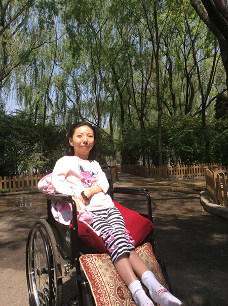  p>张俊莉,女,山西太原人,6岁患病,8岁全身瘫痪,全身瘫痪坚持作画.