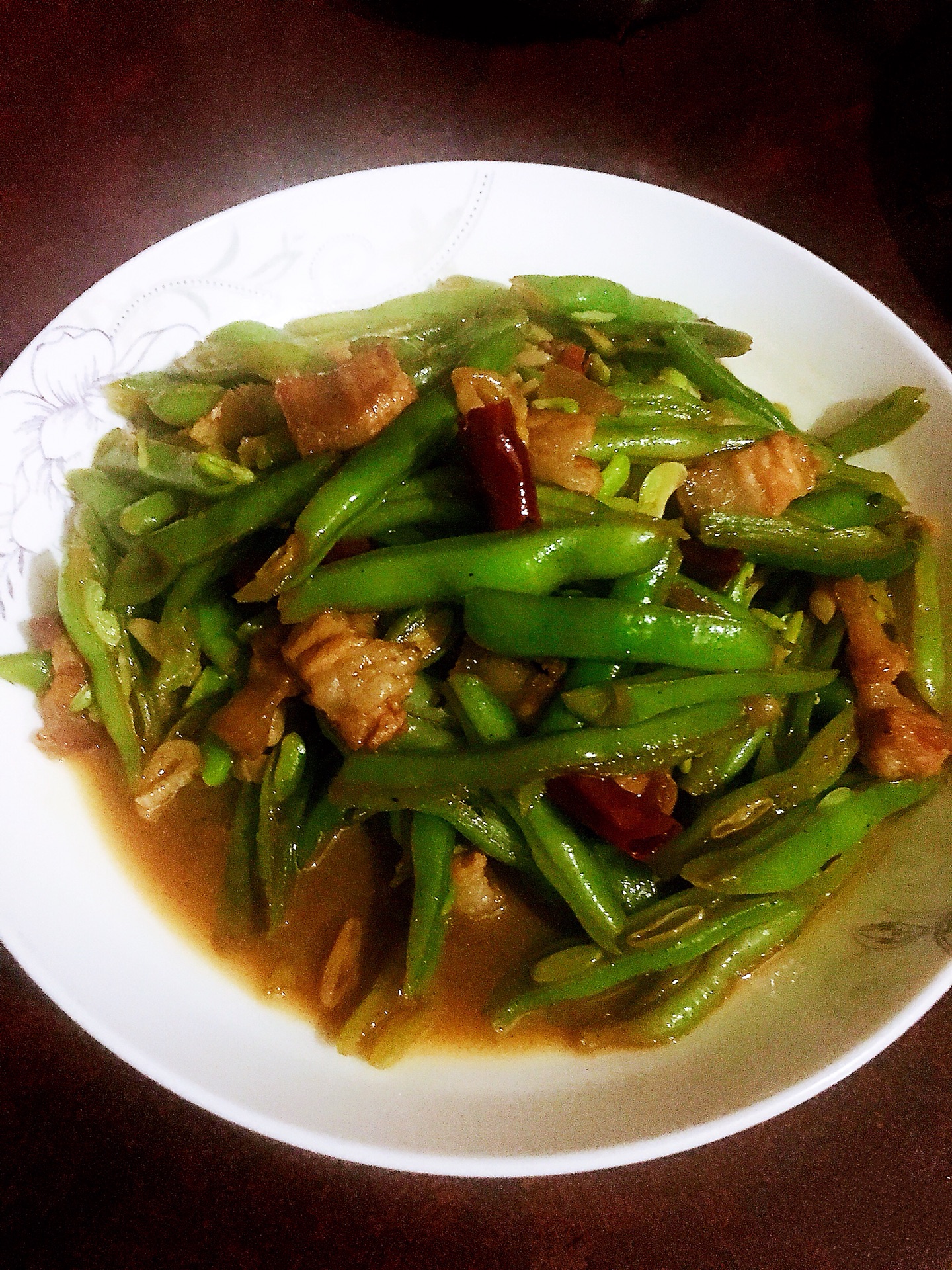  p>四季豆炒猪肉是由四季豆,猪肉为主要食材做成的一道菜品,属于家常