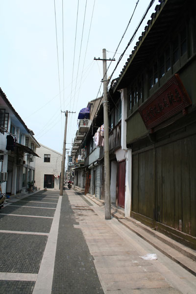  p>上官云珠故居位于江苏省江阴市长泾镇河北街中街142号,南面为石板