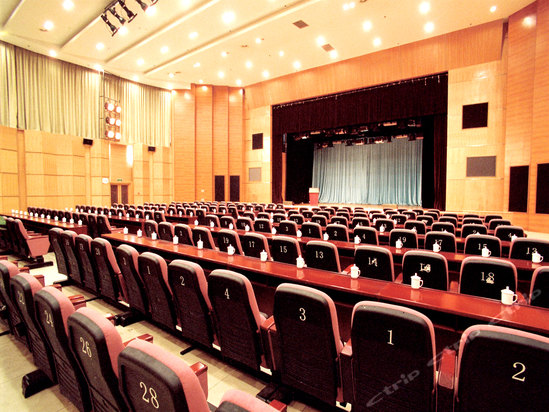 雾都宾馆·太阳城位于渝北区民安大道旁(新老干部活动中心内),距重庆