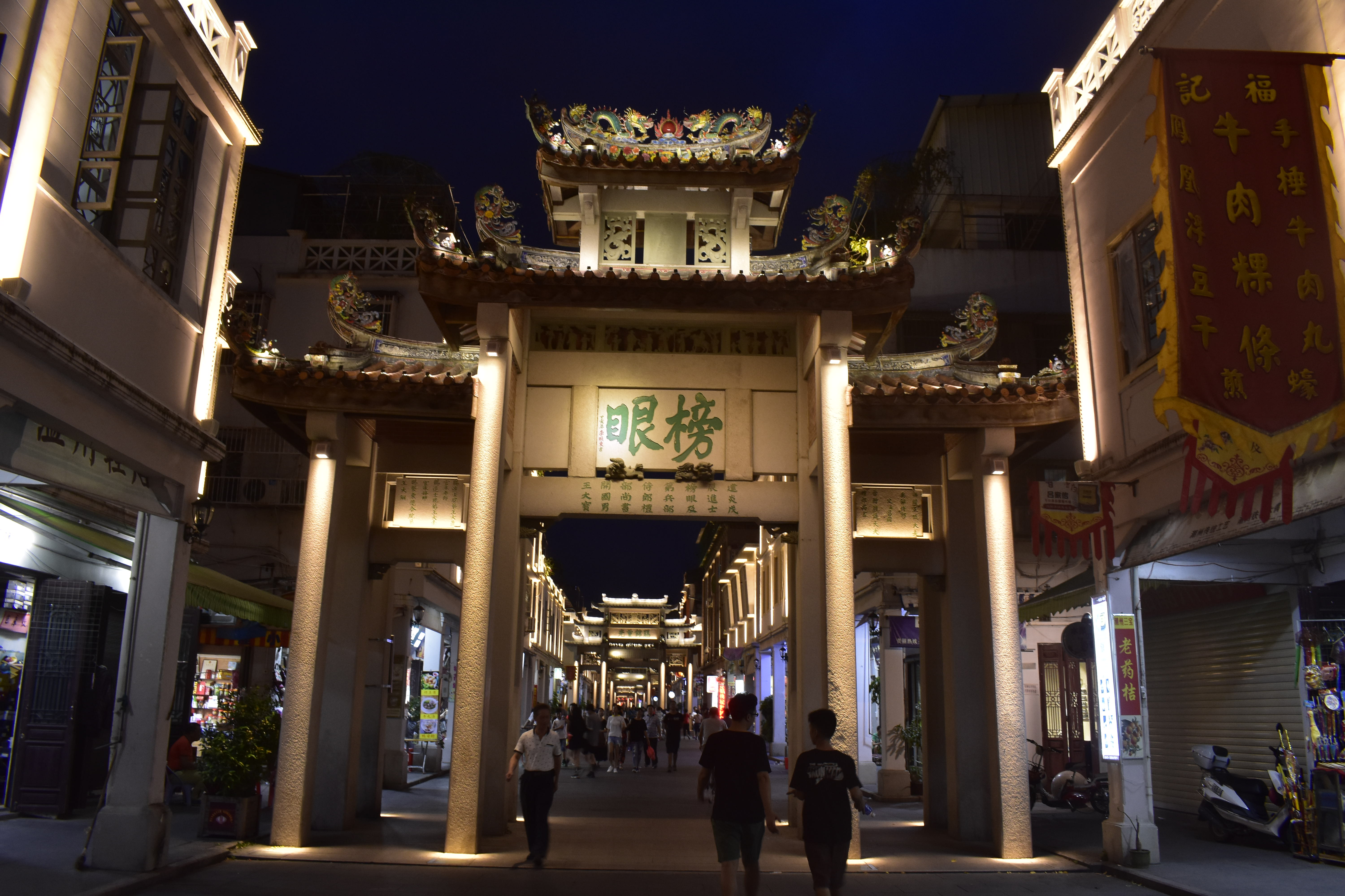  p>潮州牌坊街位于古城中心,是集非物质文化遗产,传统工艺,特色小吃等