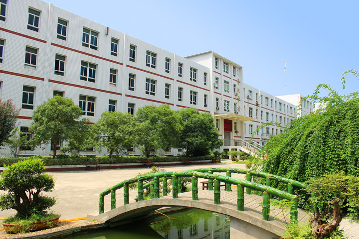  p>钢城五中(原名武钢五中),位于武汉市青山区红钢城中心地带的红钢二