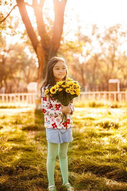  p>《童年》是歌手拜尔娜演唱的歌曲,收录在2014年8月7日发表的专辑