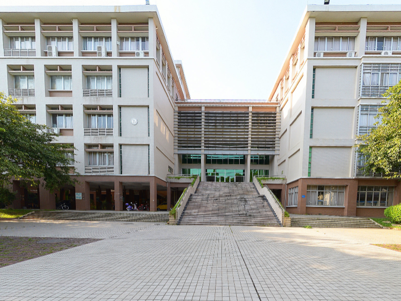  p>广州番禺职业技术学院位于广东省广州市番禺区,是一所全日制公办