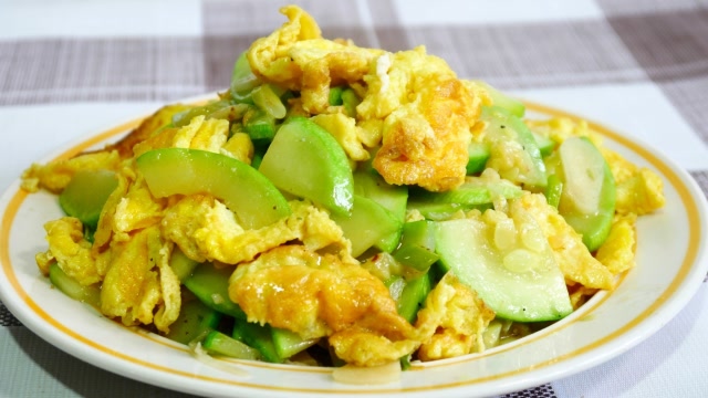  p>西葫芦瓜煎蛋,是一道以西葫芦,洋葱,胡萝卜,鸡蛋为原料的家常菜.