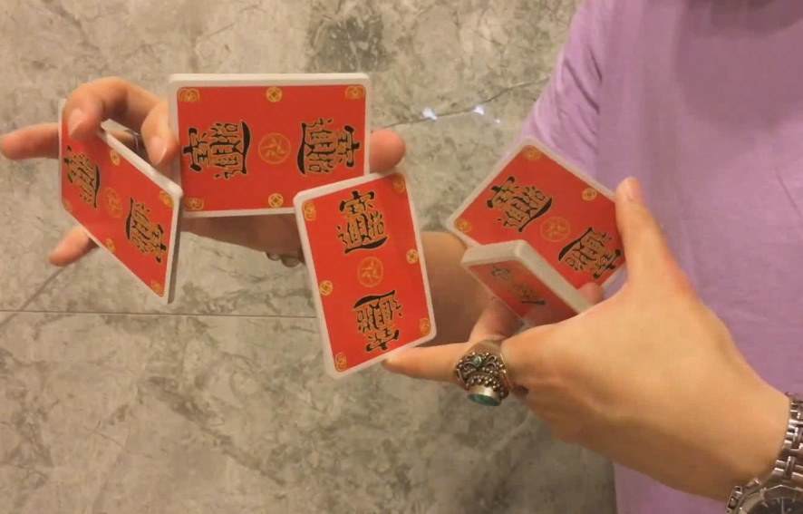  p>花切(cardistry), 又名花式切牌,花式洗牌等.