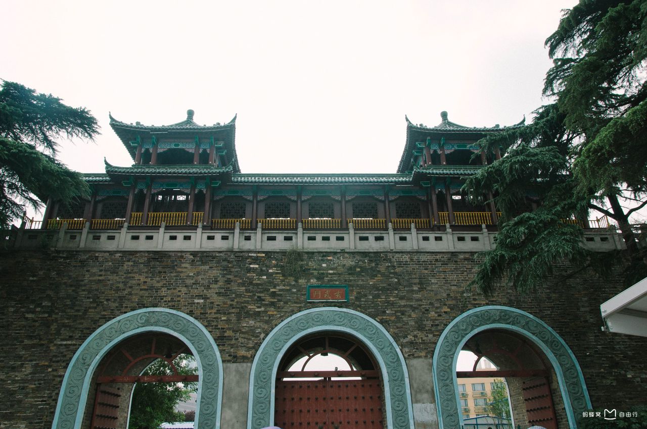 data-id="gnzlmfo2d7">玄武门是 a target="_blank" href="/item/南京