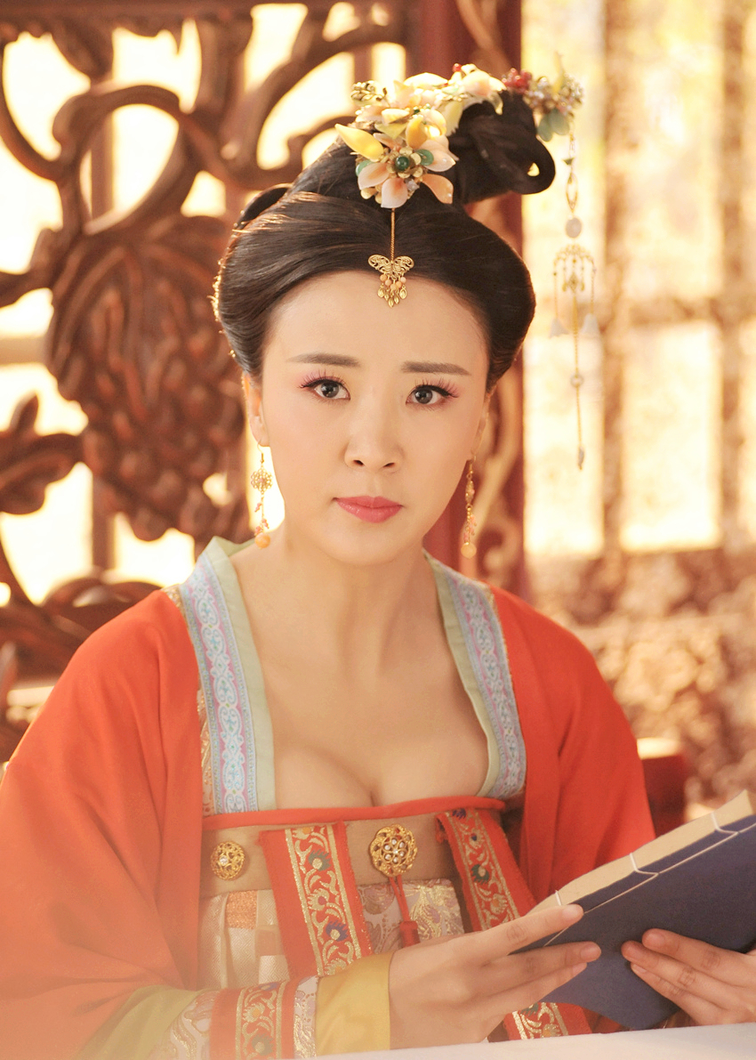  p>李悦溪 i>(原名李健) /i>,10月23日出生于吉林省吉林市,毕业于中央