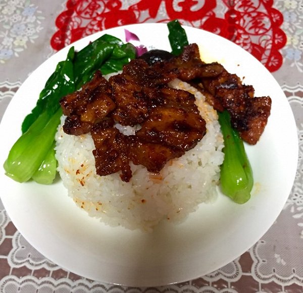  p>烤肉酱烧肉盖浇饭是由猪肉, b>胡萝卜 /b>, b>包菜, /b> b> a