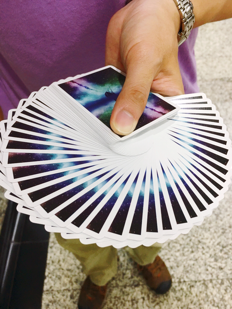  p>花切(cardistry), 又名花式切牌,花式洗牌等.