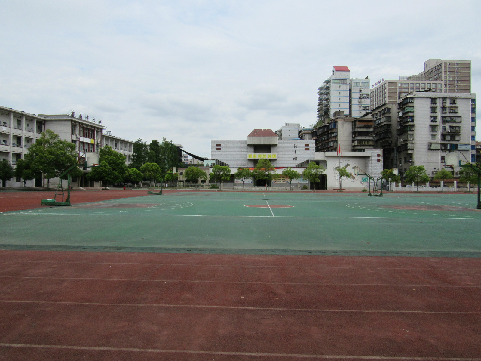  p>衡阳市二中东滨湘江,北望南岳,吸三湘之灵气,钟衡岳之秀色,以百年