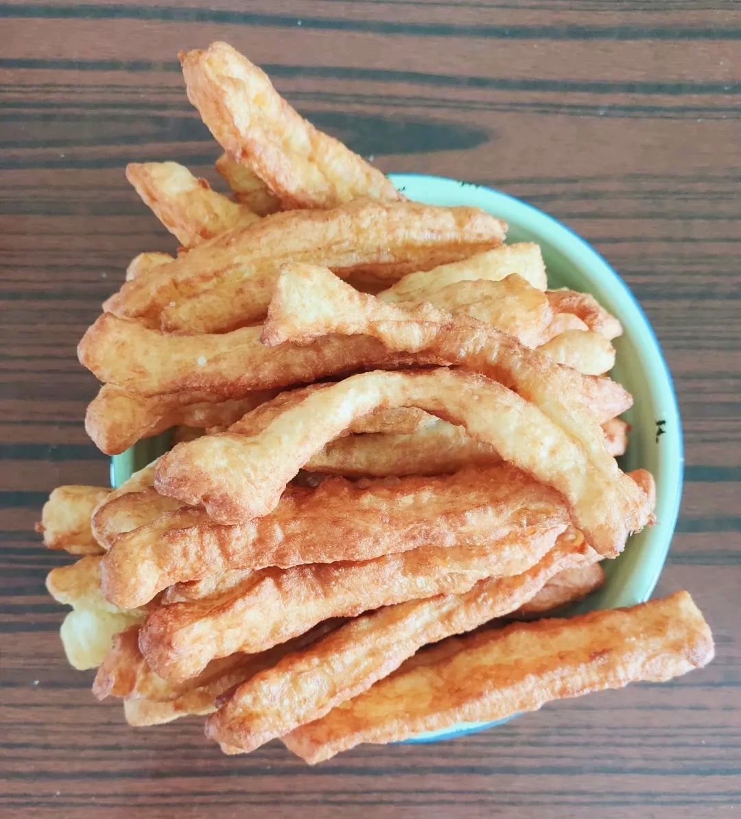  p>油条,又称馃子,是一种古老的汉族面食,长条形中空的 a target="