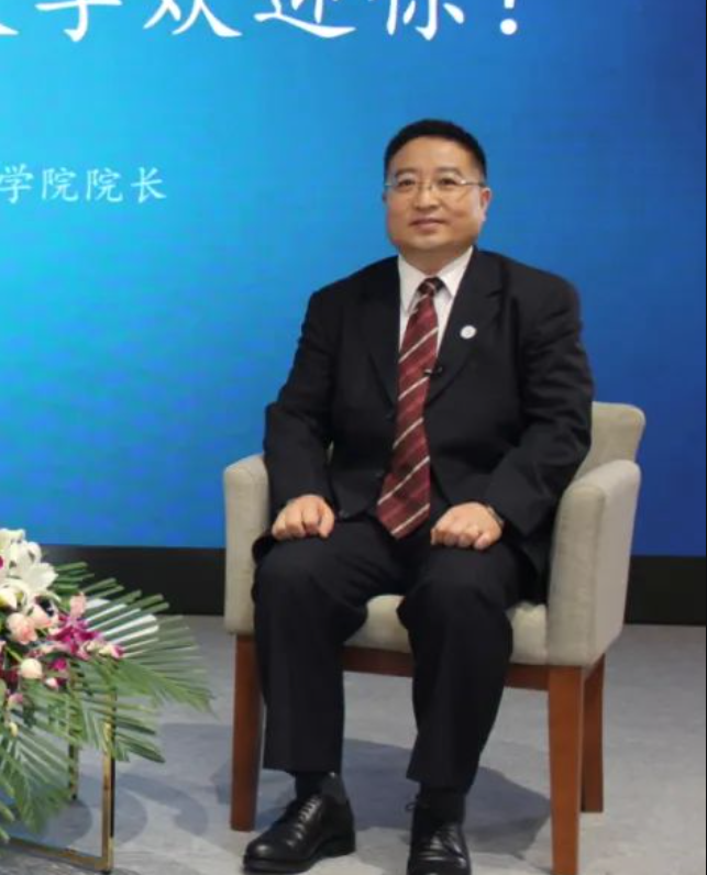 2003年获得北海道大学日本文学博士学位