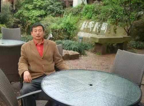  p>曹长根,中国书法家协会会员,青年书法篆刻家,原名曹明亮,笔名长根