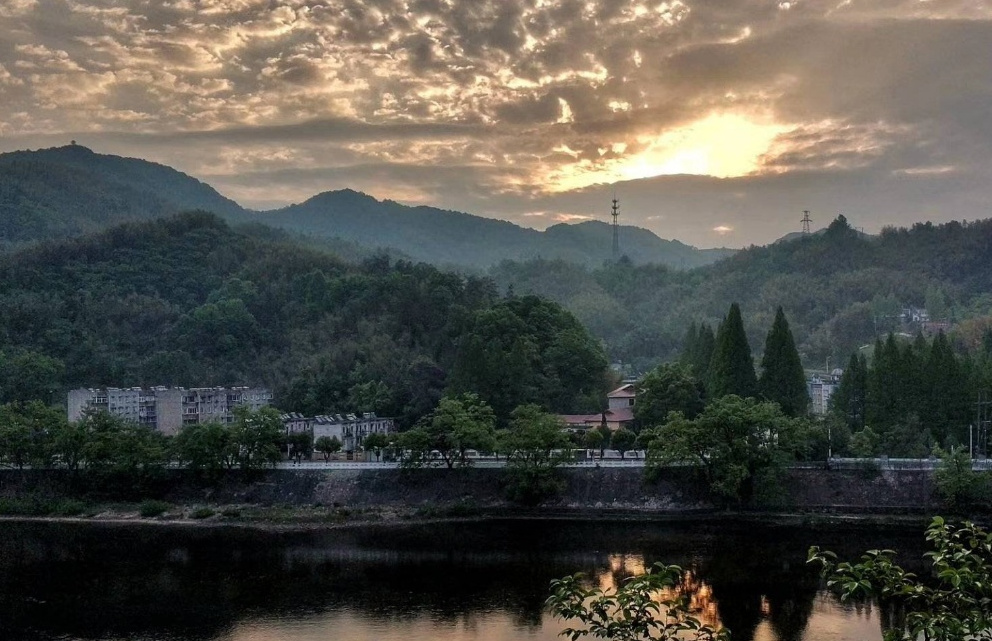 镇始建于20世纪50年代,是梅山水库兴建后形成的山区新城,是金寨县的