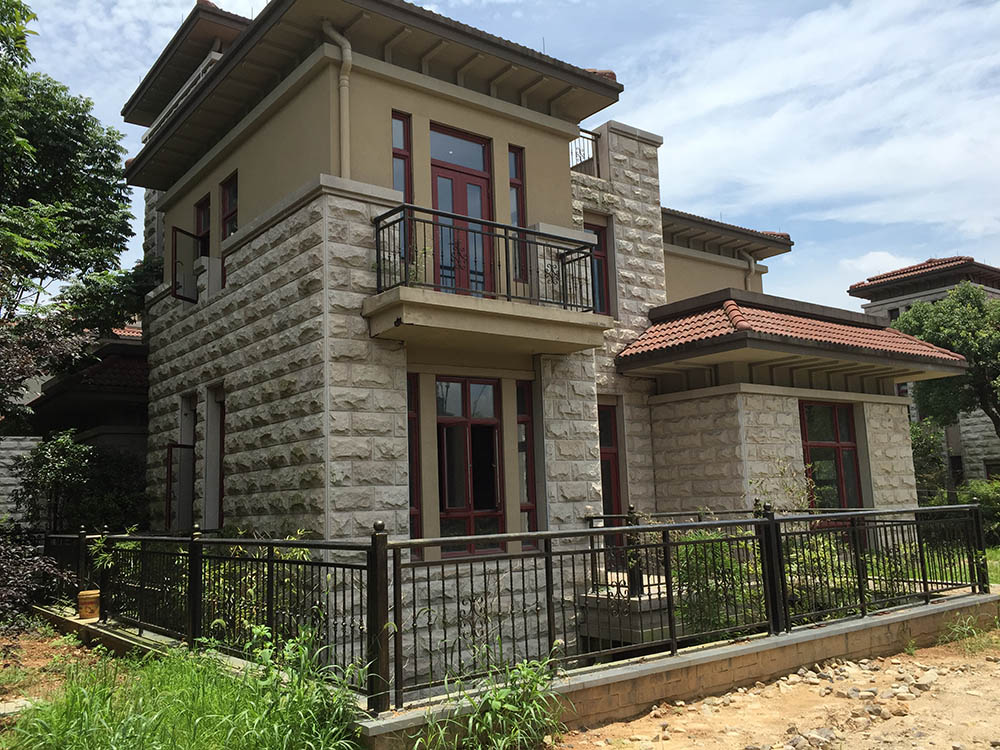 青城山语间由 a target="_blank" href="/item/杭州青城房地产开发