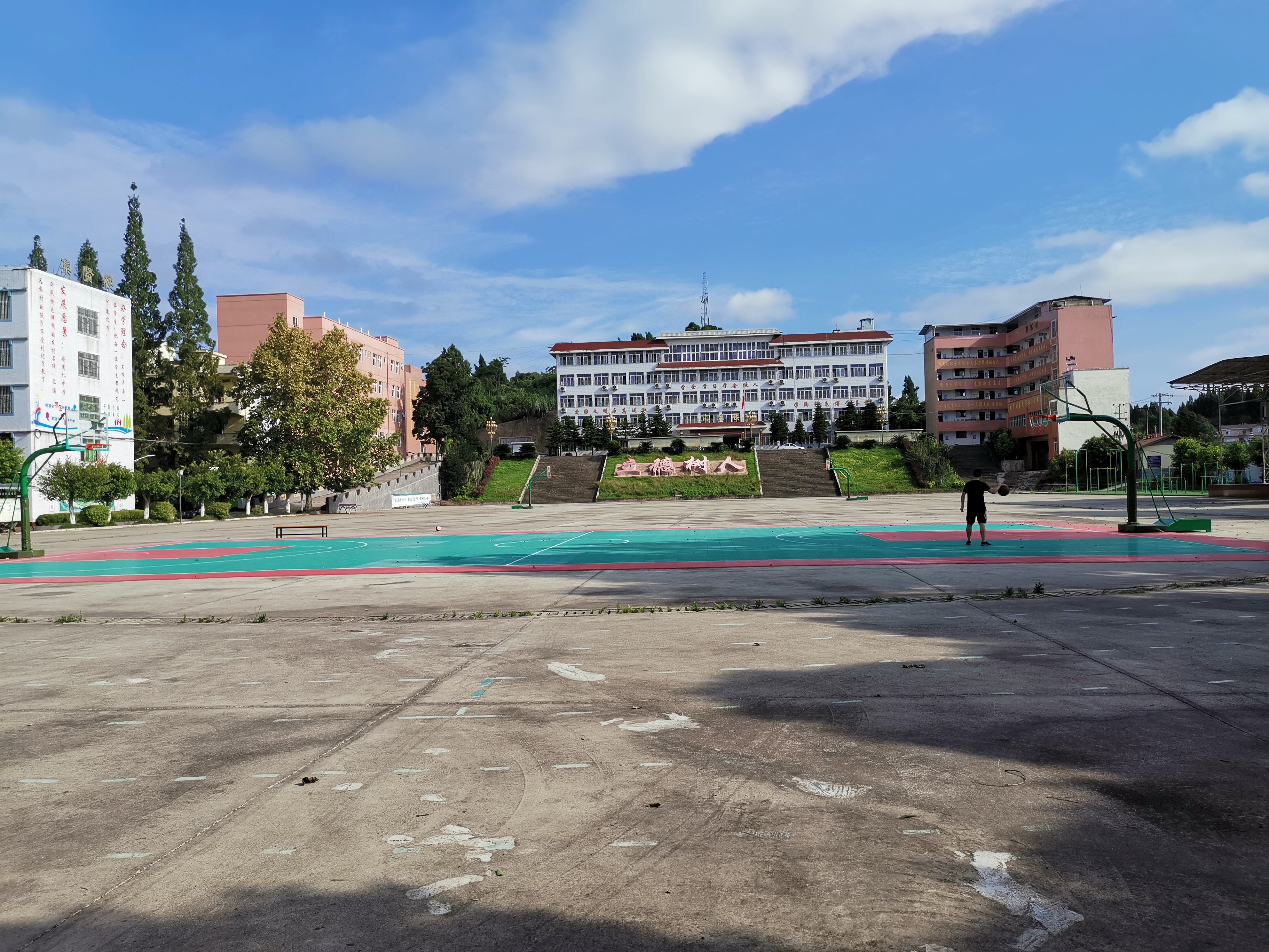  p>四川省安岳县周礼中学位于周礼场镇西北角,距老场镇三华里.