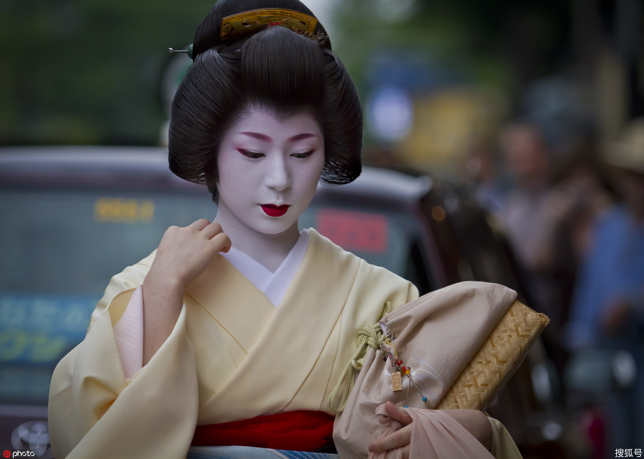  p data-id="gnsz50ymai">艺妓,是日本一种专业阶层的女性表演者.