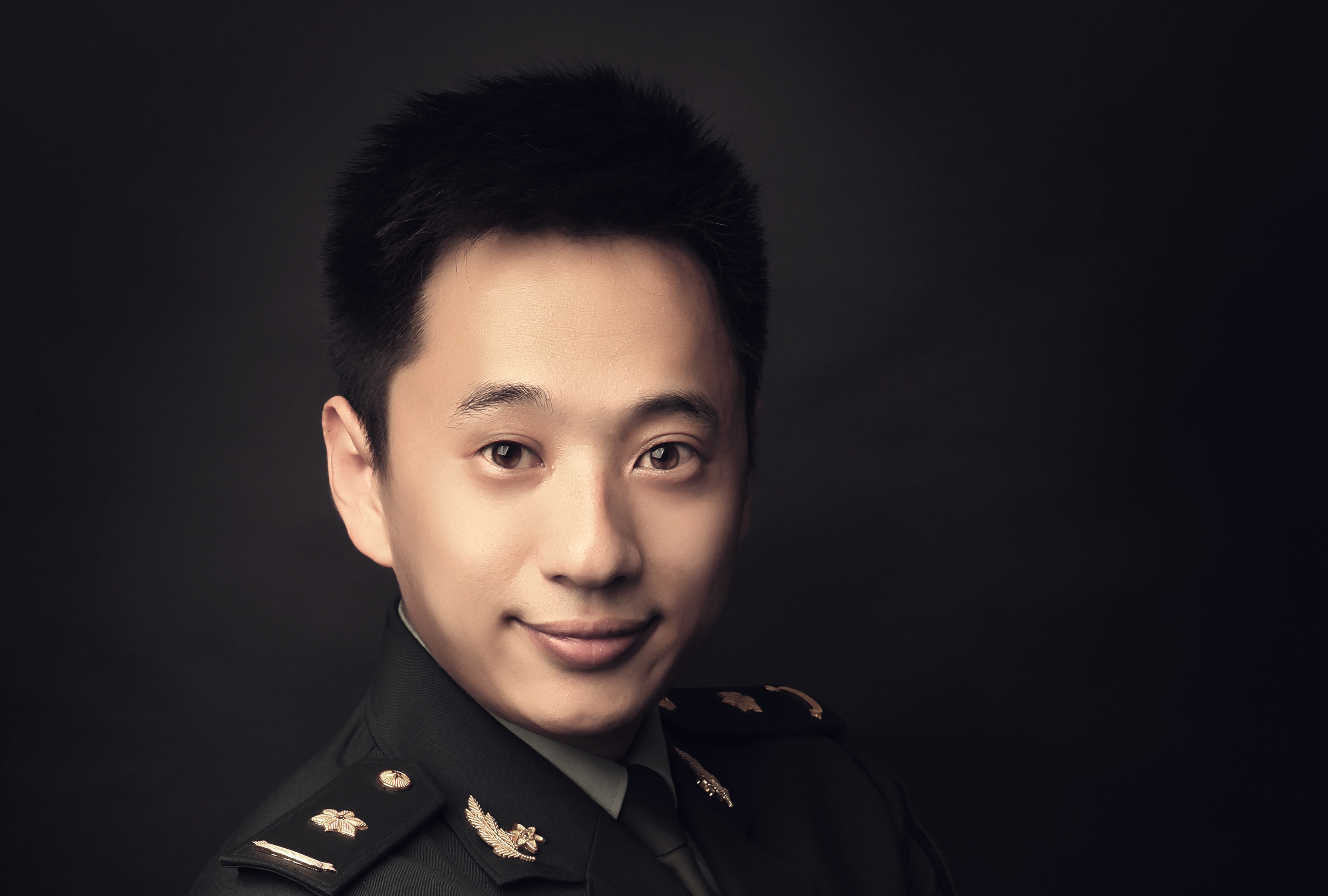  p>刘桐春,男,前线文工团视觉导演,舞美灯光设计 sup data-ctrid="96