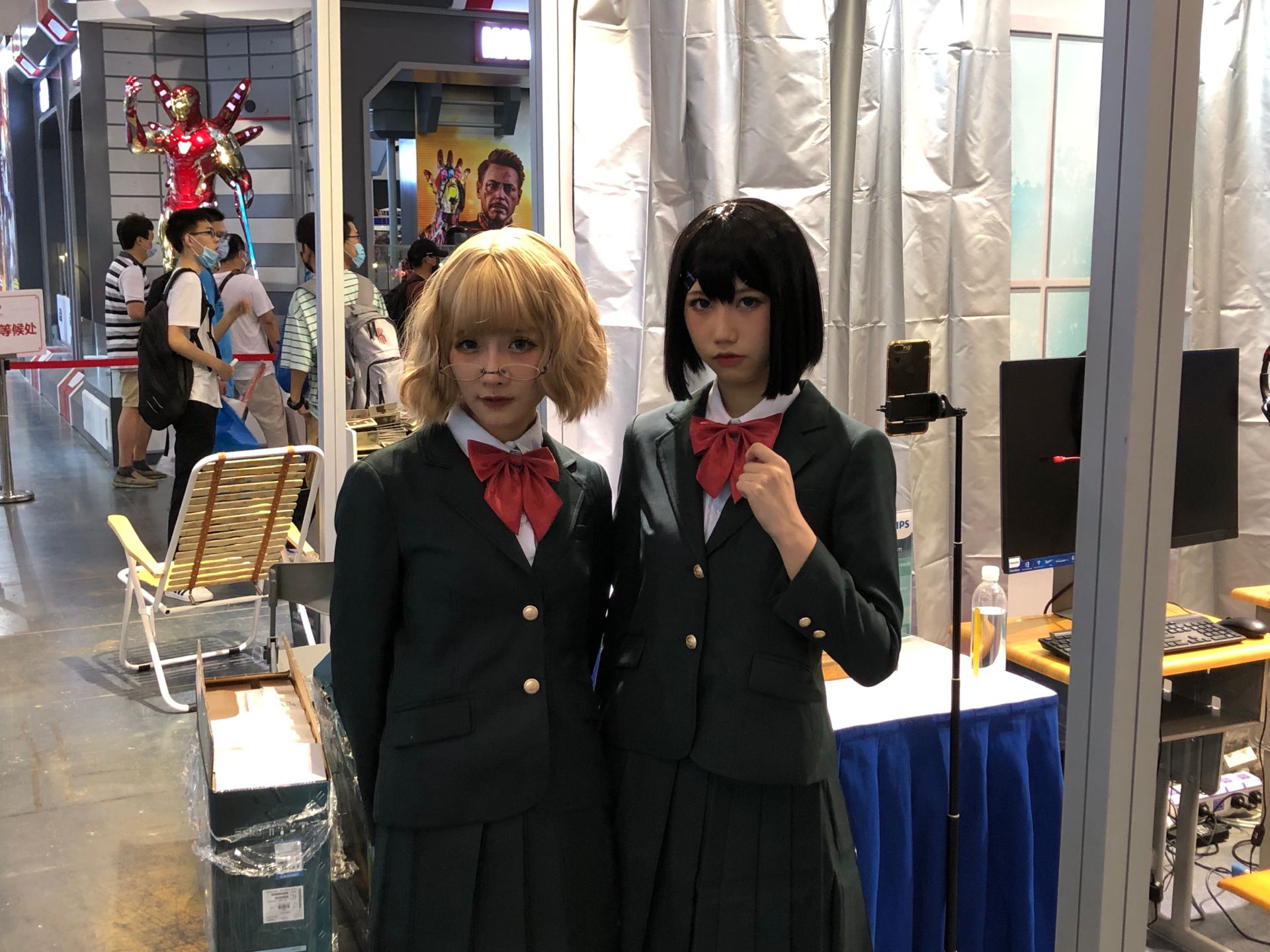 黑色花与红山羊