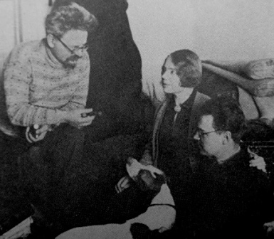 <p>1928 年，托洛茨基与妻子娜塔莉亚和儿子列夫·谢多夫在阿拉