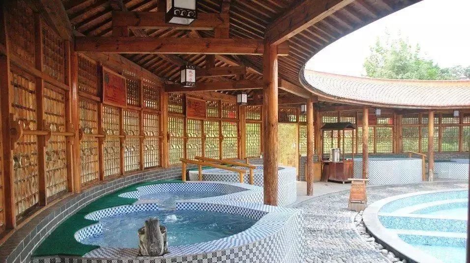  p>平山西苑享水湾温泉是一个度假景区,位于平山县温塘镇,占地30亩
