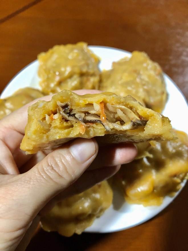 馅鲜脆可口,还衍生出了包芝麻末的甜粿包和包笋丝的咸粿包的特色小吃