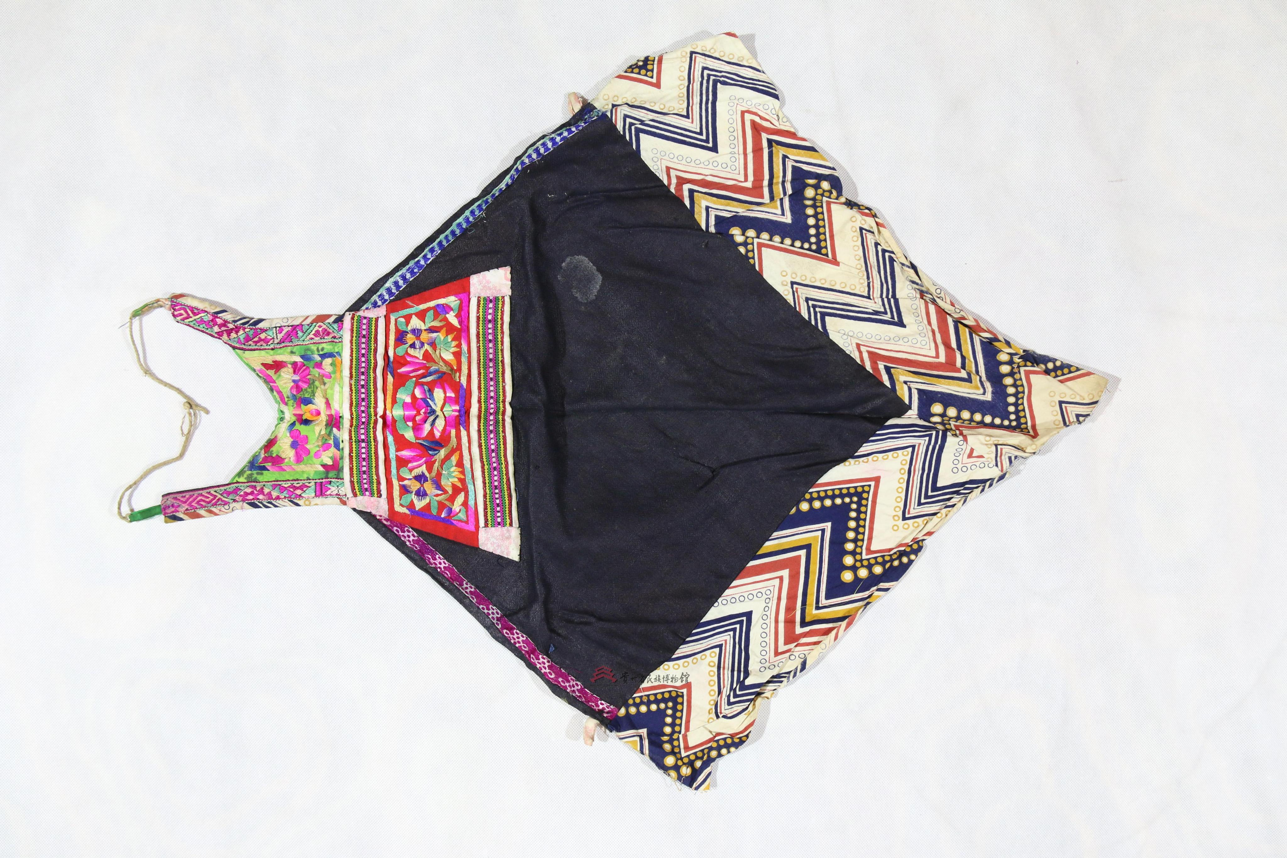 当代榕江高文苗族亮布平绣花卉纹胸围腰