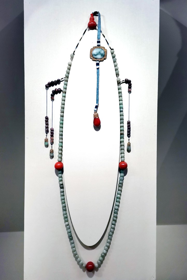  p>朝珠是清代朝服上佩戴的珠串,形状如同和尚胸前挂的念珠.