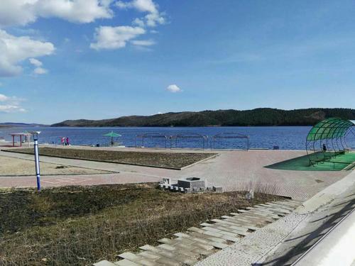 景区以鹤岗市五号水库为依托,主要由水库,河流,山,林,湿地等组成