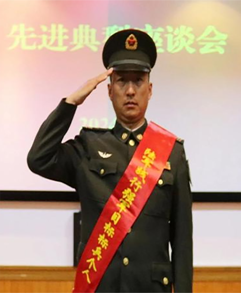  p data-id="u5olxzy76pko">高宁,1999年12月入伍,二级军士长.