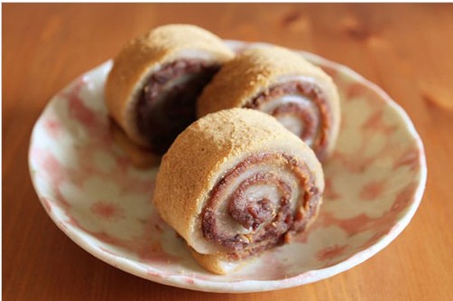 "驴打滚"就是用黍米做成的一种小吃,用黄米夹馅儿卷成的长卷,因卷下铺