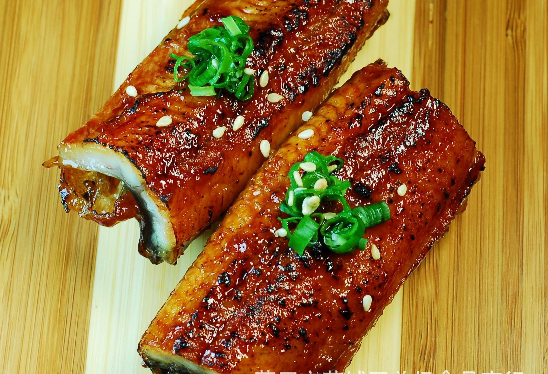 是一道美食,主要食材有活 a target="_blank" href="/item/鳗鱼/588"