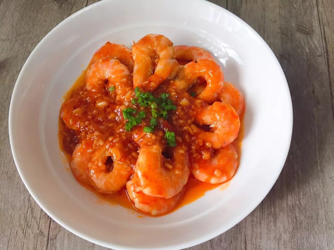  p>《蕃茄大虾》是一道中国民间传统家庭美食,由番茄和大虾烹饪而成.