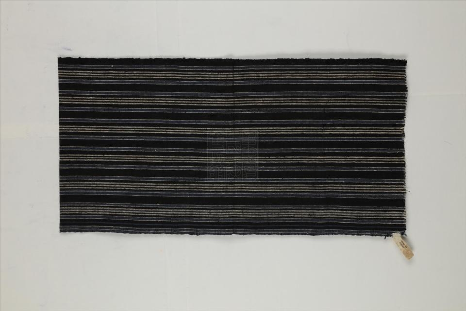 现代布依族条纹布衣料