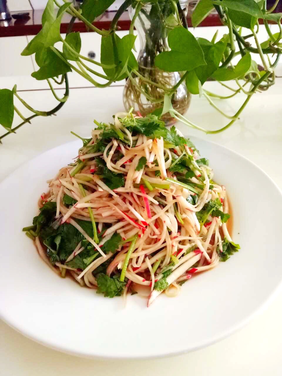  p>麻油萝卜丝是一道开胃小菜,比较容易做,也比较受欢迎.