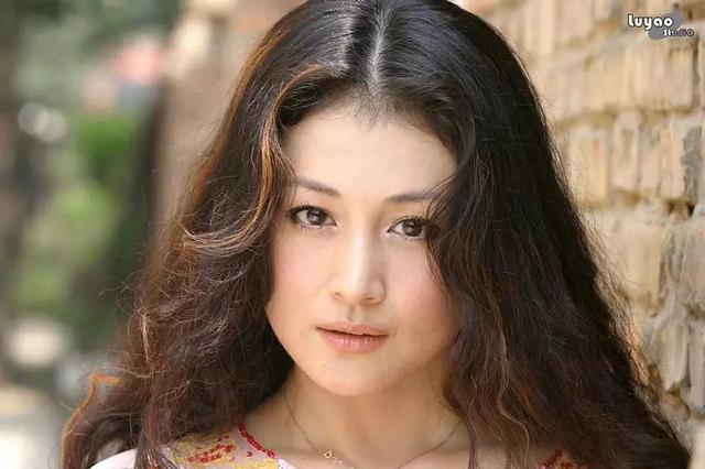 大脚,女,汉族,本名叫 a target="_blank" href="/item/谢红/3426708"