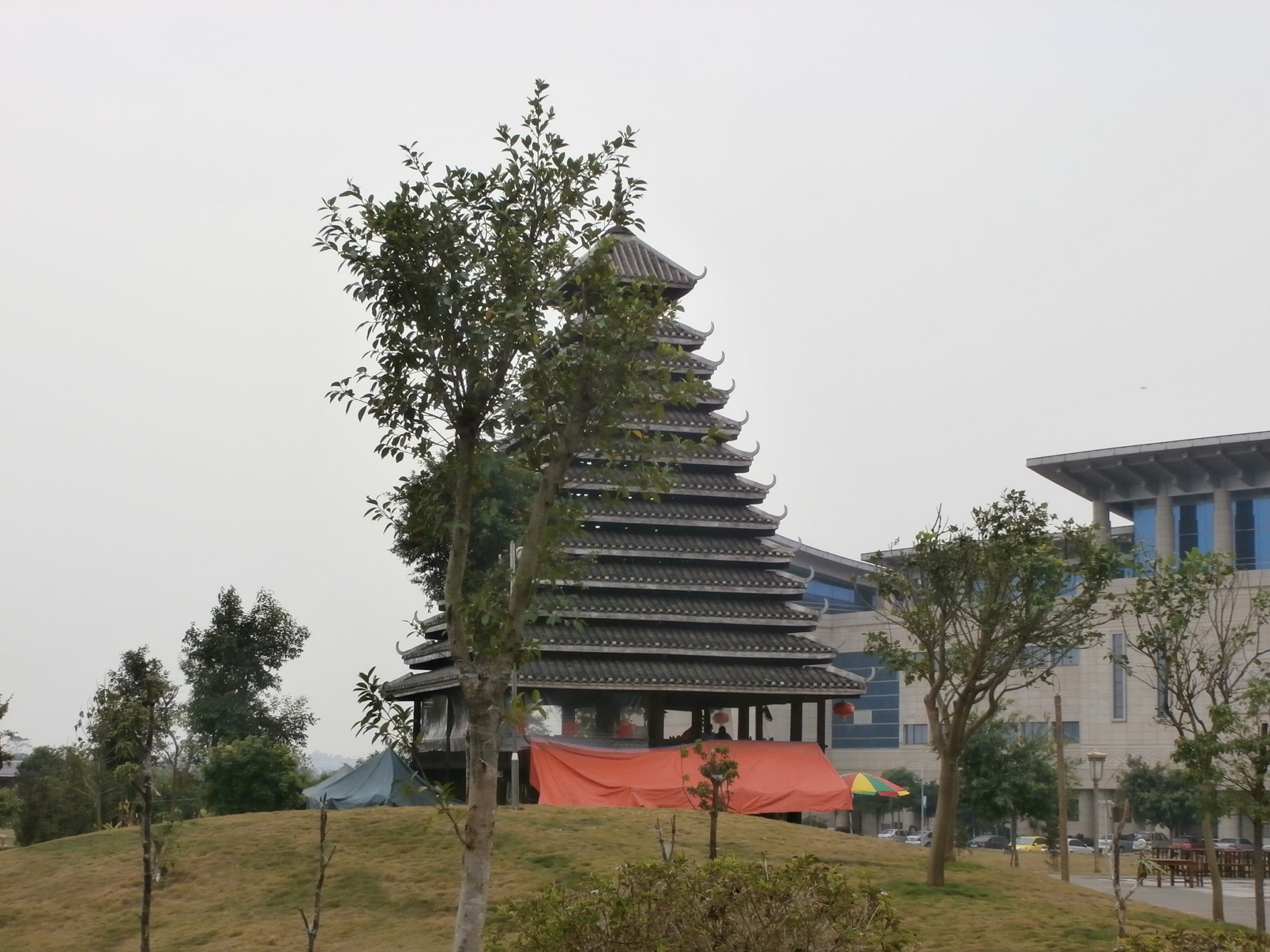  p>广西民族文物苑坐落在南宁市 a target="_blank" href="/item/广西