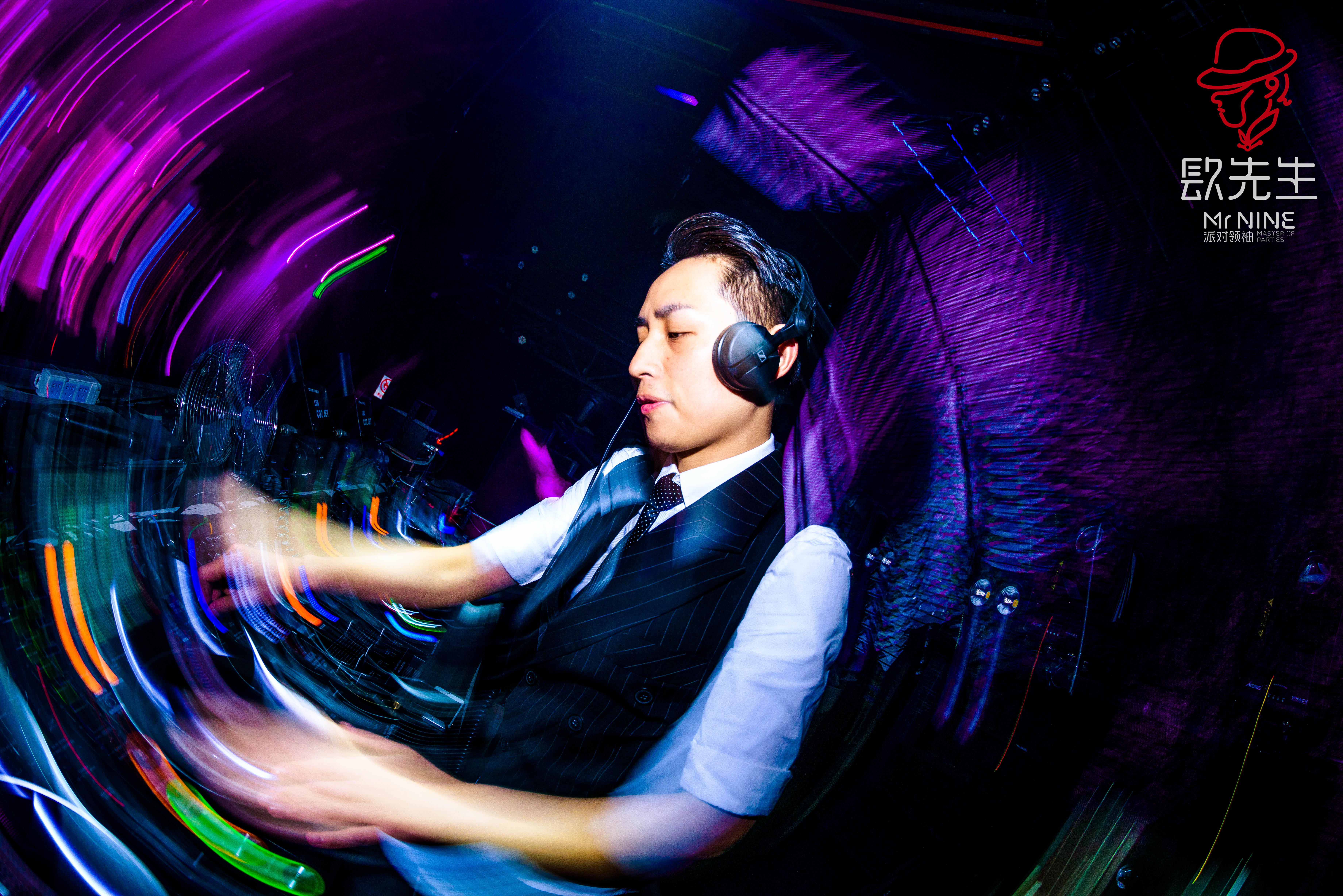 他不仅仅只出现于各大夜店,也成为各大音乐节和各类商业活动