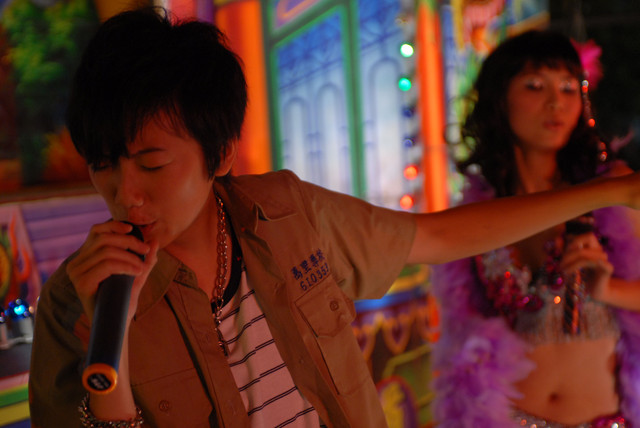  p>《漂浪青春》是由 a href="#" data-lemmaid="10523358">周美玲 /a